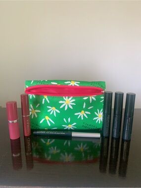 New! Clinique 6 piece makeup with Green Daisy Cosmetic Pouch
